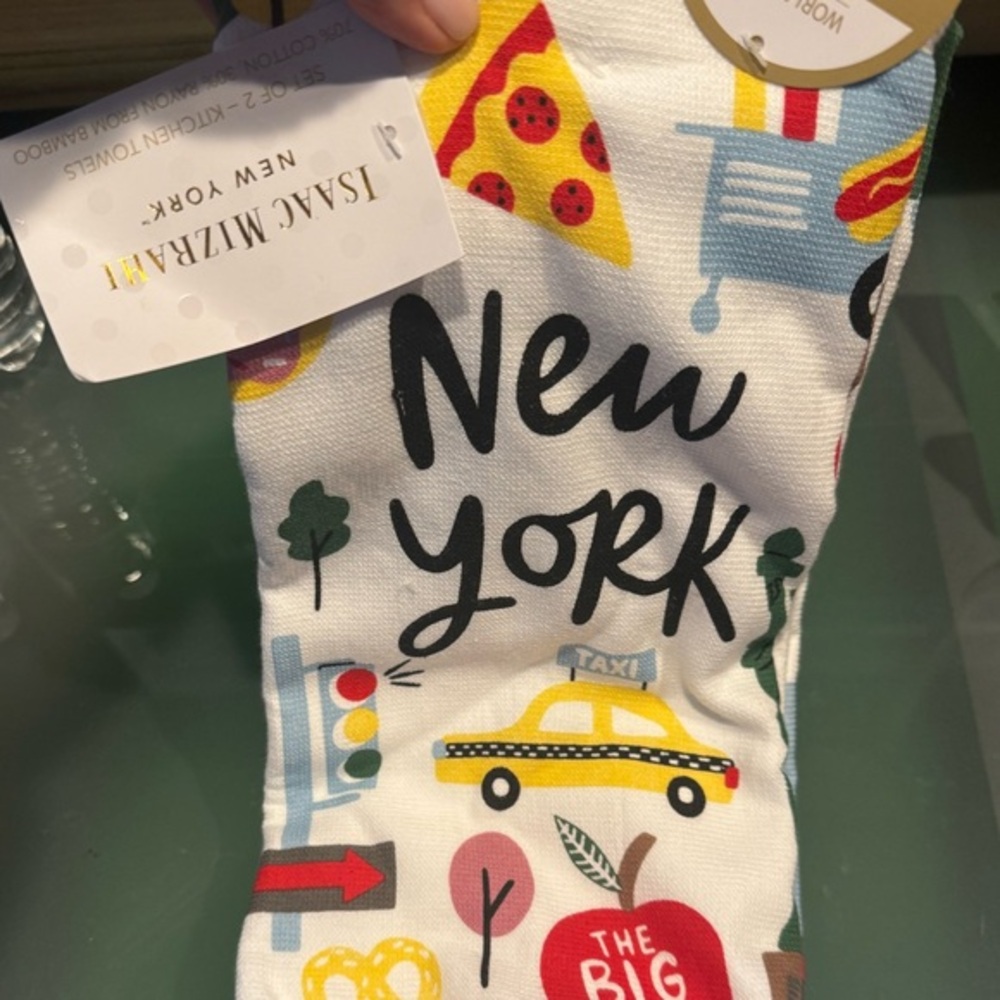 ISAAC MIZRAHI set of 2 NEW YORK kitchen towels- super cute and practical too! 🍎